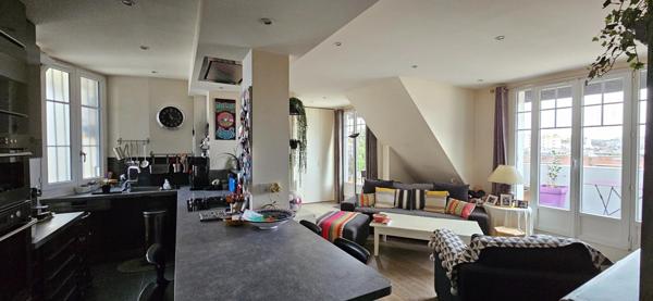 Appartement entièrement rénové avec 2 balcons et chambre de bonne