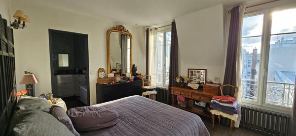 Appartement entièrement rénové avec 2 balcons et chambre de bonne