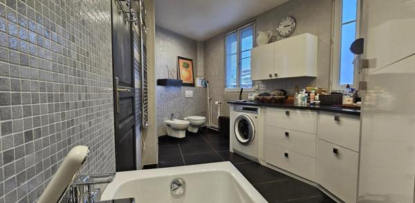 Appartement entièrement rénové avec 2 balcons et chambre de bonne