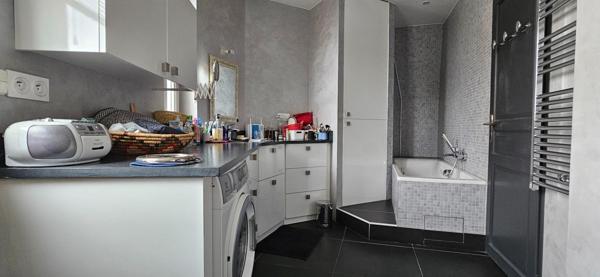 Appartement entièrement rénové avec 2 balcons et chambre de bonne