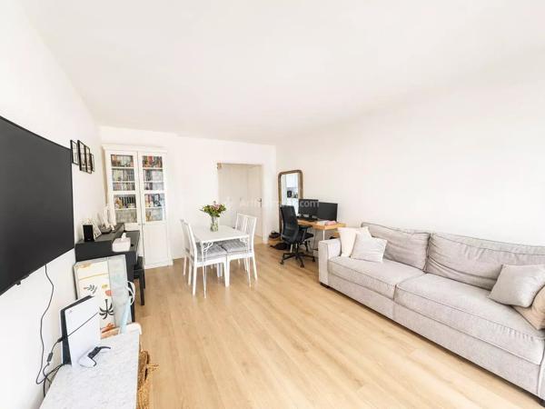 Vente                                                      Appartement
                        
                     3 pièces                      64 m2                     à Serris