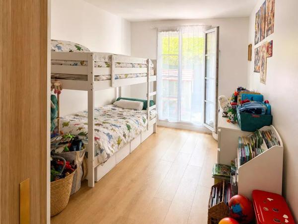 Vente                                                      Appartement
                        
                     3 pièces                      64 m2                     à Serris