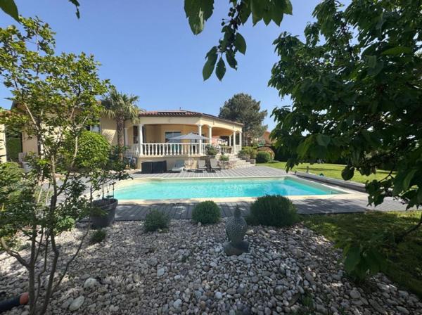 A VILLEREST, MAISON d'environ 157 m2 habitable sur 1038 m2 de TERRAIN clos et arboré avec PISCINE POOL HOUSE et GARAGE