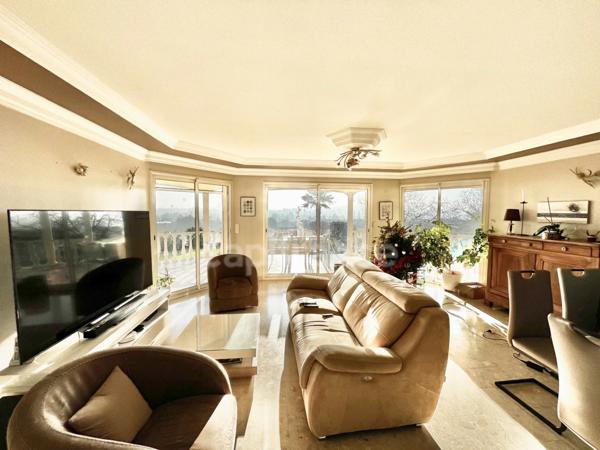 A VILLEREST, MAISON d'environ 157 m2 habitable sur 1038 m2 de TERRAIN clos et arboré avec PISCINE POOL HOUSE et GARAGE