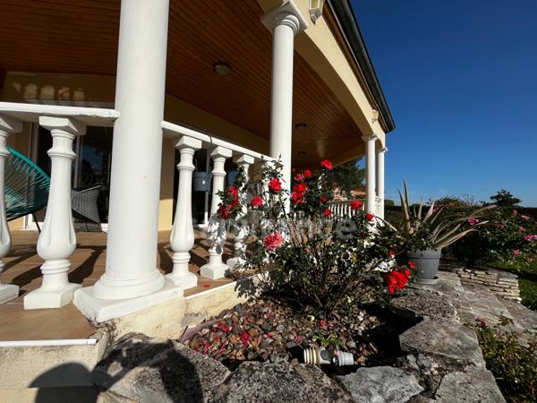 A VILLEREST, MAISON d'environ 157 m2 habitable sur 1038 m2 de TERRAIN clos et arboré avec PISCINE POOL HOUSE et GARAGE