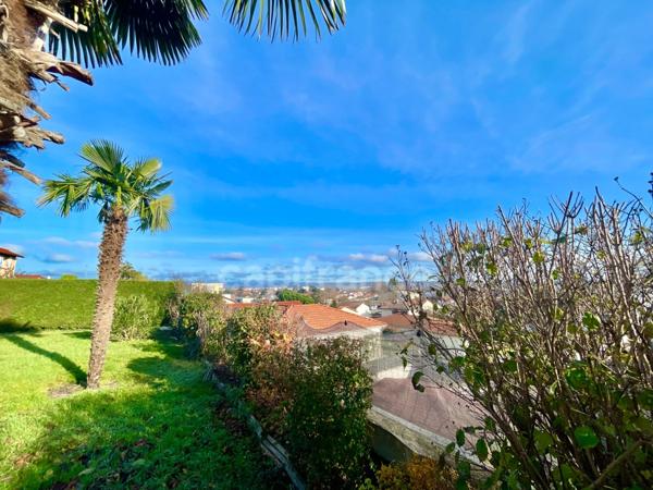 A VILLEREST, MAISON d'environ 157 m2 habitable sur 1038 m2 de TERRAIN clos et arboré avec PISCINE POOL HOUSE et GARAGE