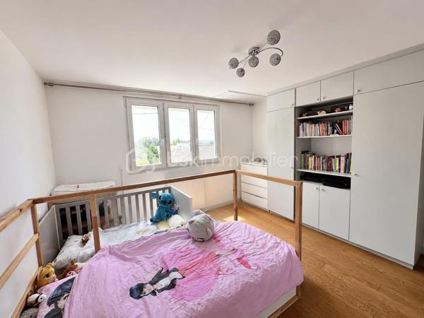 Maison 3 pièces avec jardin, véranda et cave.
Maison comprenant une entrée, une cuisine équipée, un séjour lumineux ouvrant sur une véranda, 2 chambres, une salle d'eau avec WC, un WC indépendant  en RDC et un sous-sol. 
Jardin agréable côté sud.
Idéale pour un premier achat ou une jeune famille.
Pour plus d'informations n'hésitez pas à m'envoyer un mail.