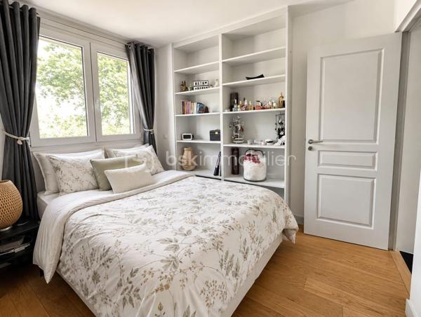Maison 3 pièces avec jardin, véranda et cave.
Maison comprenant une entrée, une cuisine équipée, un séjour lumineux ouvrant sur une véranda, 2 chambres, une salle d'eau avec WC, un WC indépendant  en RDC et un sous-sol. 
Jardin agréable côté sud.
Idéale pour un premier achat ou une jeune famille.
Pour plus d'informations n'hésitez pas à m'envoyer un mail.