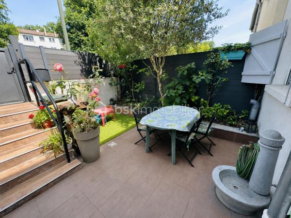 Maison 3 pièces avec jardin, véranda et cave.
Maison comprenant une entrée, une cuisine équipée, un séjour lumineux ouvrant sur une véranda, 2 chambres, une salle d'eau avec WC, un WC indépendant  en RDC et un sous-sol. 
Jardin agréable côté sud.
Idéale pour un premier achat ou une jeune famille.
Pour plus d'informations n'hésitez pas à m'envoyer un mail.