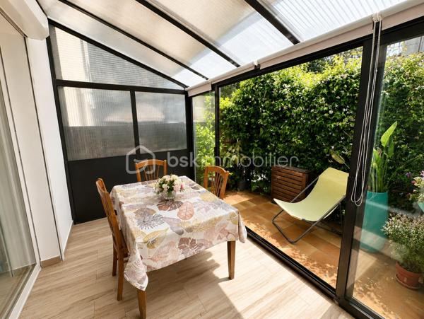 Maison 3 pièces avec jardin, véranda et cave.
Maison comprenant une entrée, une cuisine équipée, un séjour lumineux ouvrant sur une véranda, 2 chambres, une salle d'eau avec WC, un WC indépendant  en RDC et un sous-sol. 
Jardin agréable côté sud.
Idéale pour un premier achat ou une jeune famille.
Pour plus d'informations n'hésitez pas à m'envoyer un mail.