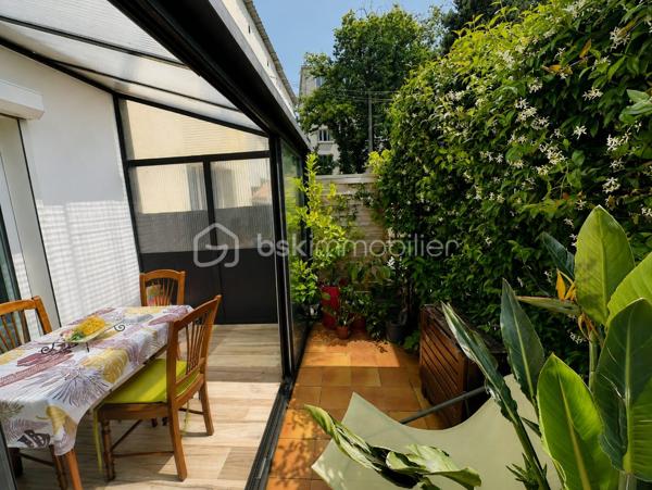 Maison 3 pièces avec jardin, véranda et cave.
Maison comprenant une entrée, une cuisine équipée, un séjour lumineux ouvrant sur une véranda, 2 chambres, une salle d'eau avec WC, un WC indépendant  en RDC et un sous-sol. 
Jardin agréable côté sud.
Idéale pour un premier achat ou une jeune famille.
Pour plus d'informations n'hésitez pas à m'envoyer un mail.
