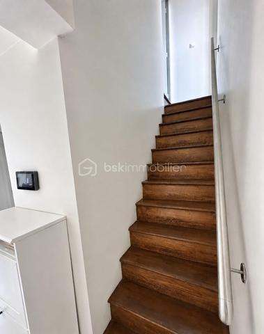 Maison 3 pièces avec jardin, véranda et cave.
Maison comprenant une entrée, une cuisine équipée, un séjour lumineux ouvrant sur une véranda, 2 chambres, une salle d'eau avec WC, un WC indépendant  en RDC et un sous-sol. 
Jardin agréable côté sud.
Idéale pour un premier achat ou une jeune famille.
Pour plus d'informations n'hésitez pas à m'envoyer un mail.
