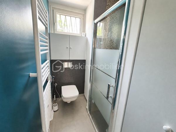 Maison 3 pièces avec jardin, véranda et cave.
Maison comprenant une entrée, une cuisine équipée, un séjour lumineux ouvrant sur une véranda, 2 chambres, une salle d'eau avec WC, un WC indépendant  en RDC et un sous-sol. 
Jardin agréable côté sud.
Idéale pour un premier achat ou une jeune famille.
Pour plus d'informations n'hésitez pas à m'envoyer un mail.