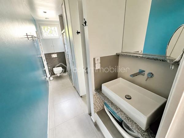 Maison 3 pièces avec jardin, véranda et cave.
Maison comprenant une entrée, une cuisine équipée, un séjour lumineux ouvrant sur une véranda, 2 chambres, une salle d'eau avec WC, un WC indépendant  en RDC et un sous-sol. 
Jardin agréable côté sud.
Idéale pour un premier achat ou une jeune famille.
Pour plus d'informations n'hésitez pas à m'envoyer un mail.