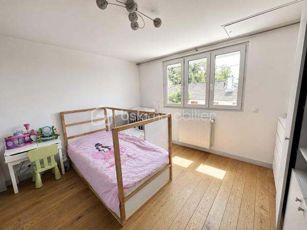 Maison 3 pièces avec jardin, véranda et cave.
Maison comprenant une entrée, une cuisine équipée, un séjour lumineux ouvrant sur une véranda, 2 chambres, une salle d'eau avec WC, un WC indépendant  en RDC et un sous-sol. 
Jardin agréable côté sud.
Idéale pour un premier achat ou une jeune famille.
Pour plus d'informations n'hésitez pas à m'envoyer un mail.
