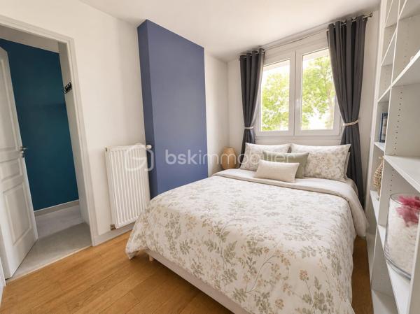 Maison 3 pièces avec jardin, véranda et cave.
Maison comprenant une entrée, une cuisine équipée, un séjour lumineux ouvrant sur une véranda, 2 chambres, une salle d'eau avec WC, un WC indépendant  en RDC et un sous-sol. 
Jardin agréable côté sud.
Idéale pour un premier achat ou une jeune famille.
Pour plus d'informations n'hésitez pas à m'envoyer un mail.