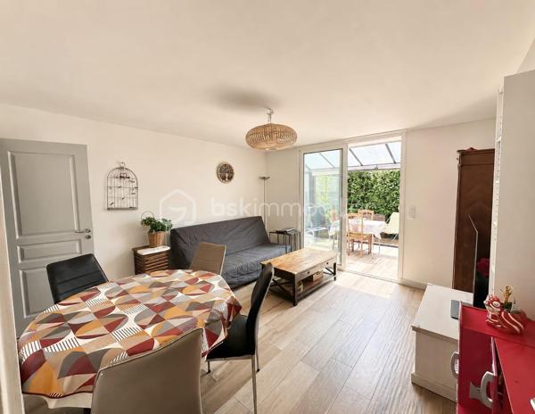 Maison 3 pièces avec jardin, véranda et cave.
Maison comprenant une entrée, une cuisine équipée, un séjour lumineux ouvrant sur une véranda, 2 chambres, une salle d'eau avec WC, un WC indépendant  en RDC et un sous-sol. 
Jardin agréable côté sud.
Idéale pour un premier achat ou une jeune famille.
Pour plus d'informations n'hésitez pas à m'envoyer un mail.