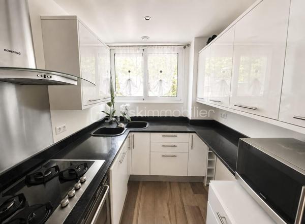 Maison 3 pièces avec jardin, véranda et cave.
Maison comprenant une entrée, une cuisine équipée, un séjour lumineux ouvrant sur une véranda, 2 chambres, une salle d'eau avec WC, un WC indépendant  en RDC et un sous-sol. 
Jardin agréable côté sud.
Idéale pour un premier achat ou une jeune famille.
Pour plus d'informations n'hésitez pas à m'envoyer un mail.
