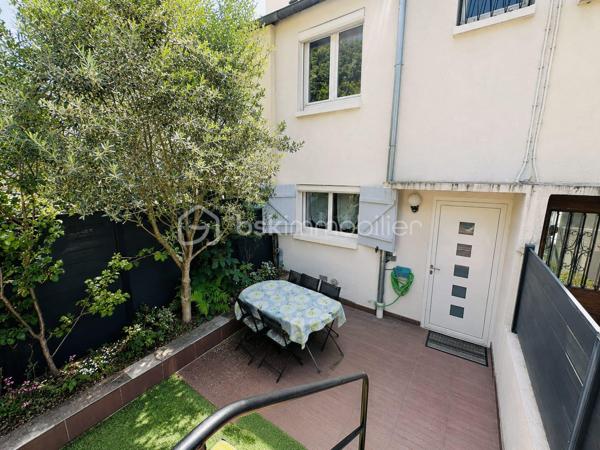 Maison 3 pièces avec jardin, véranda et cave.
Maison comprenant une entrée, une cuisine équipée, un séjour lumineux ouvrant sur une véranda, 2 chambres, une salle d'eau avec WC, un WC indépendant  en RDC et un sous-sol. 
Jardin agréable côté sud.
Idéale pour un premier achat ou une jeune famille.
Pour plus d'informations n'hésitez pas à m'envoyer un mail.