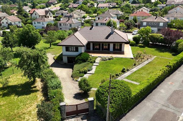 Superbe villa de 189 m² , sur terrain clos et arboré de 2 036 m²