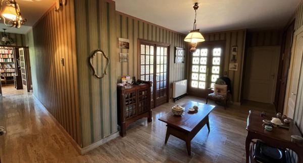 Superbe villa de 189 m² , sur terrain clos et arboré de 2 036 m²