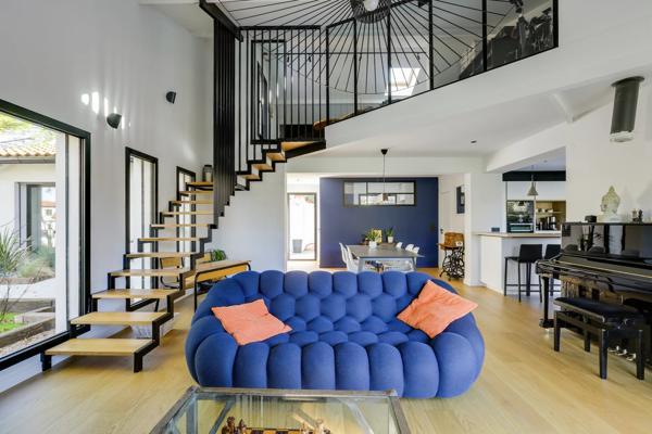 Fleurieu-sur-Saône - Maison rénovée de 177,79 m² - Jardin avec Piscine - Cave à vins - 5 Chambres