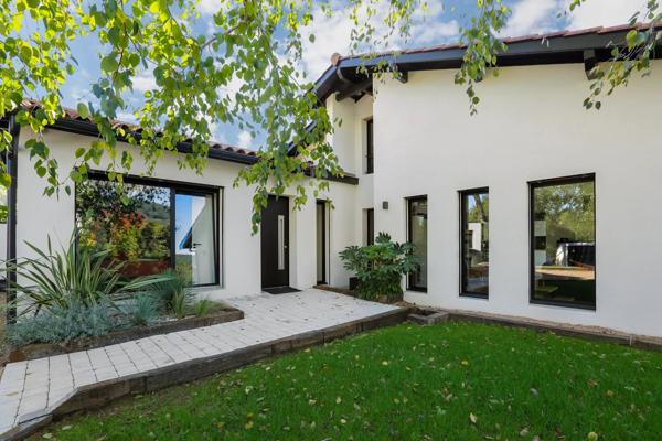 Fleurieu-sur-Saône - Maison rénovée de 177,79 m² - Jardin avec Piscine - Cave à vins - 5 Chambres