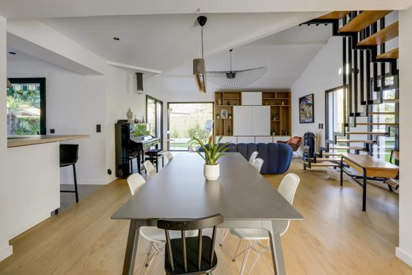 Fleurieu-sur-Saône - Maison rénovée de 177,79 m² - Jardin avec Piscine - Cave à vins - 5 Chambres
