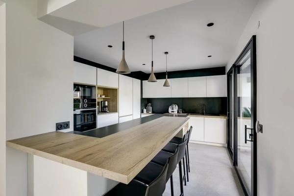 Fleurieu-sur-Saône - Maison rénovée de 177,79 m² - Jardin avec Piscine - Cave à vins - 5 Chambres