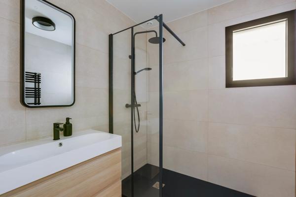 Fleurieu-sur-Saône - Maison rénovée de 177,79 m² - Jardin avec Piscine - Cave à vins - 5 Chambres