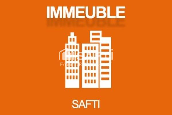 Immeuble en plein centre de Gorron , composé d'un local commercial : 83 m² au rez de chaussée et 37 m² à l'étage, ainsi que d'un appartement T3 de 46 m² avec 2  chambres.