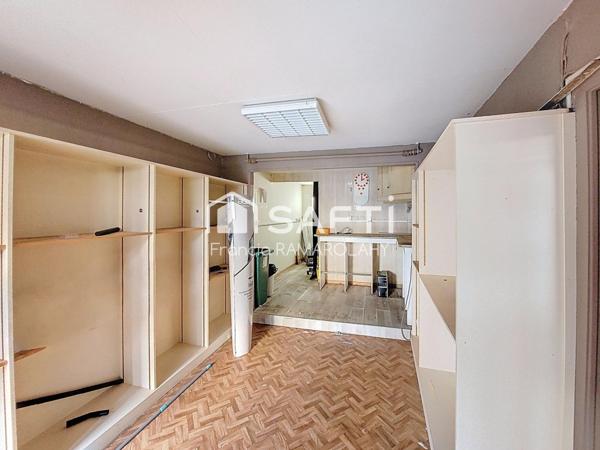 Immeuble en plein centre de Gorron , composé d'un local commercial : 83 m² au rez de chaussée et 37 m² à l'étage, ainsi que d'un appartement T3 de 46 m² avec 2  chambres.