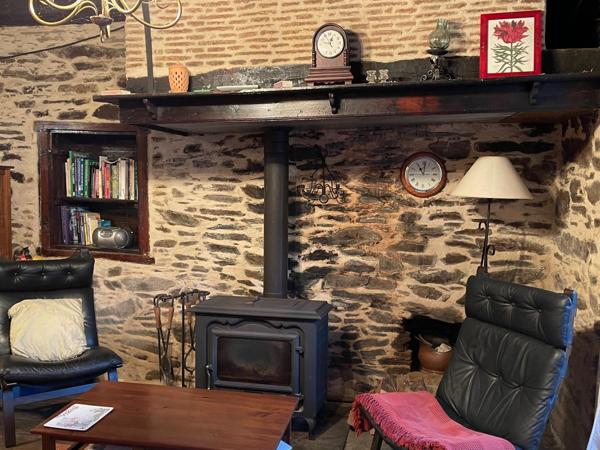 Ensemble  en pierre  , maison d’amis et grange  incluses !
