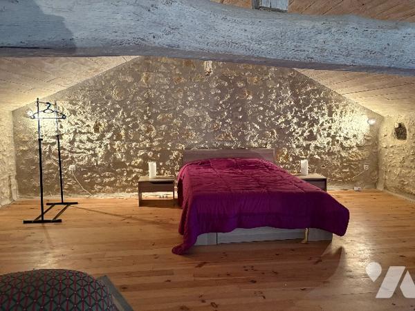 Très bel ensemble en pierre de 1860, sur un parc boisé de plus d'1,8 HA, en sortie de ville.