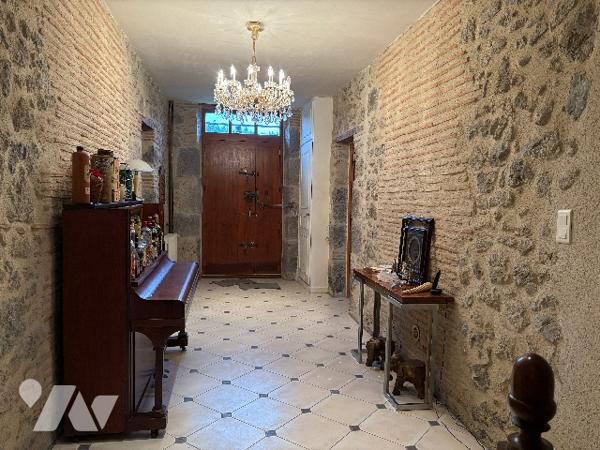 Très bel ensemble en pierre de 1860, sur un parc boisé de plus d'1,8 HA, en sortie de ville.