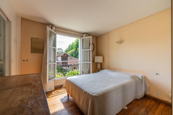 Maison
         9 pièces
        - 244 m² 1 690 000 € *
