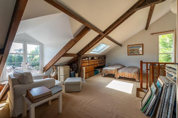 Maison
         9 pièces
        - 244 m² 1 690 000 € *