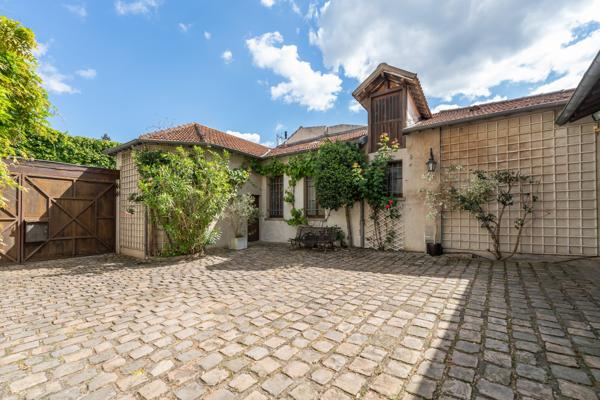 Maison
         9 pièces
        - 244 m² 1 690 000 € *