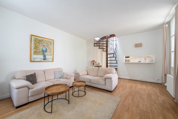 Maison
         9 pièces
        - 244 m² 1 690 000 € *