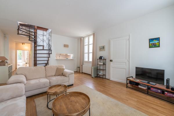 Maison
         9 pièces
        - 244 m² 1 690 000 € *