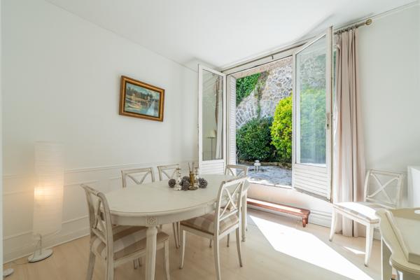Maison
         9 pièces
        - 244 m² 1 690 000 € *