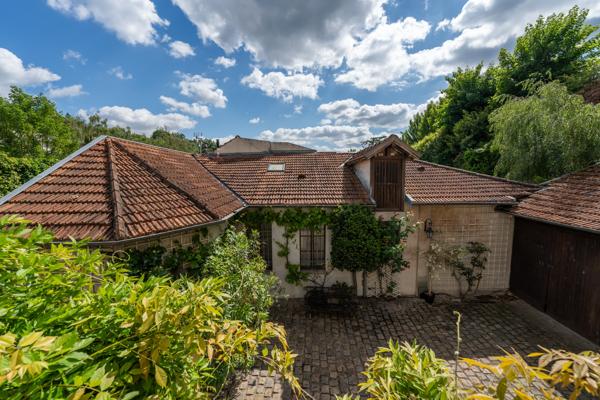 Maison
         9 pièces
        - 244 m² 1 690 000 € *