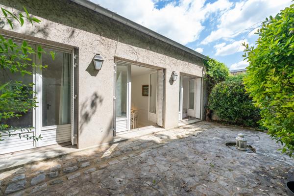 Maison
         9 pièces
        - 244 m² 1 690 000 € *