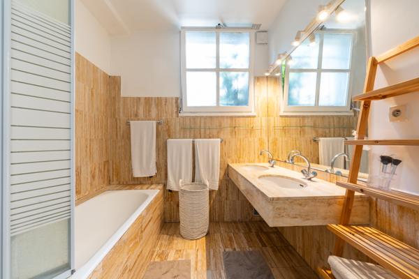 Maison
         9 pièces
        - 244 m² 1 690 000 € *