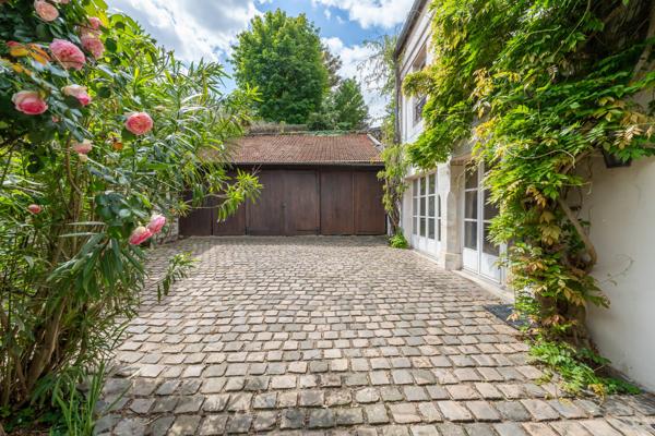 Maison
         9 pièces
        - 244 m² 1 690 000 € *
