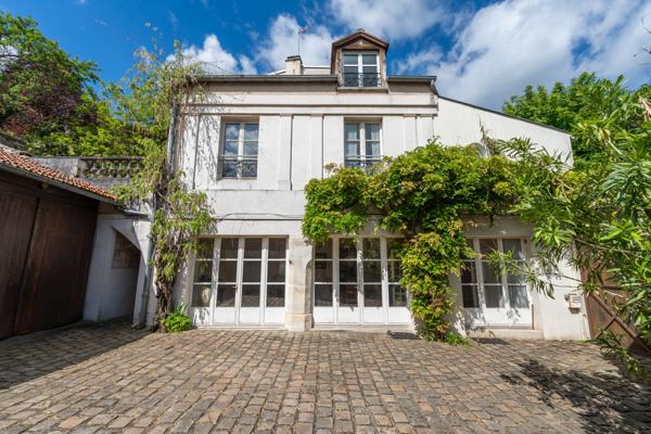 Maison
         9 pièces
        - 244 m² 1 690 000 € *