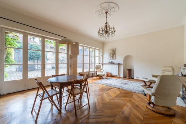 Maison
         9 pièces
        - 244 m² 1 690 000 € *