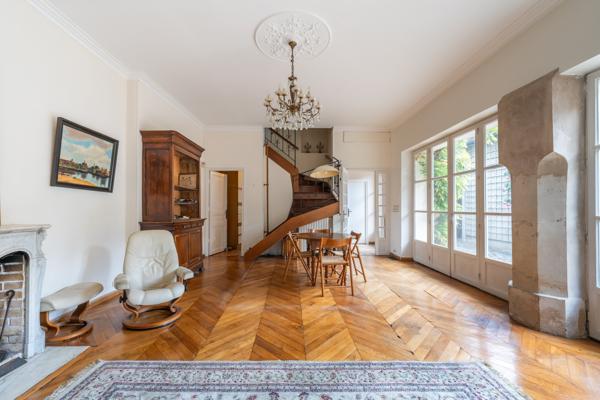 Maison
         9 pièces
        - 244 m² 1 690 000 € *