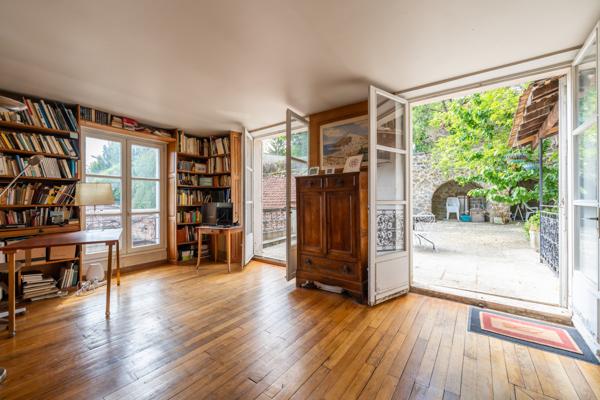 Maison
         9 pièces
        - 244 m² 1 690 000 € *