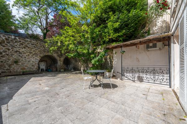 Maison
         9 pièces
        - 244 m² 1 690 000 € *